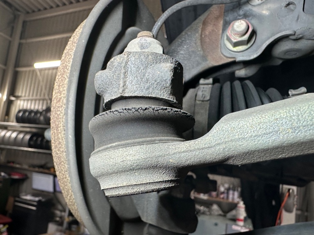 ロアアームブーツ before