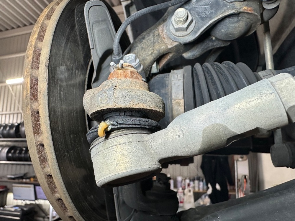 左タイロッドエンドブーツ Before