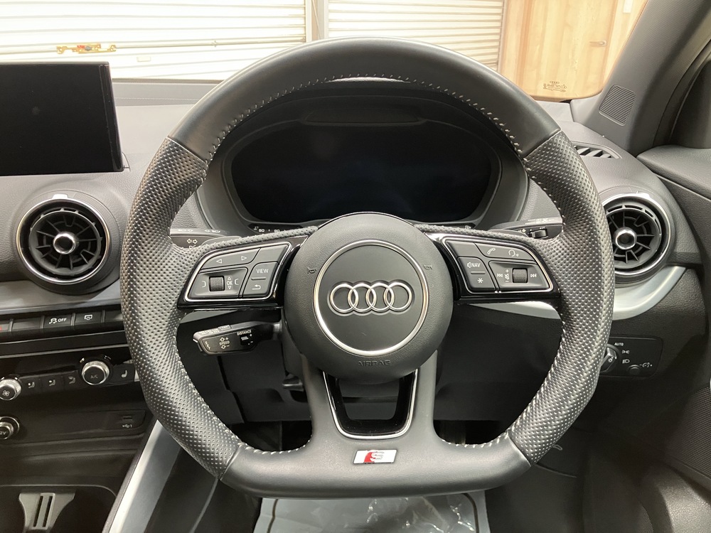 フラットボトムステアリングホイール