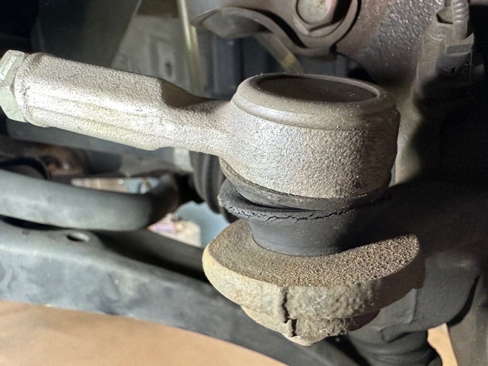 右タイロッドエンドブーツ Before