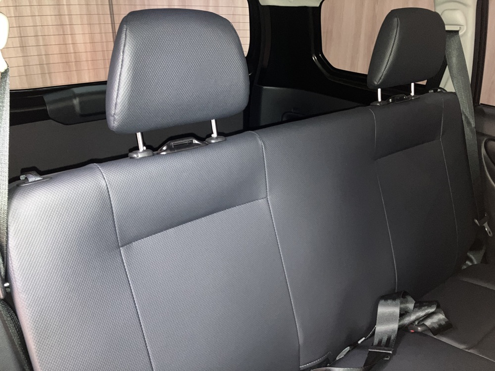 ヘッドレスト付き塩ビシート