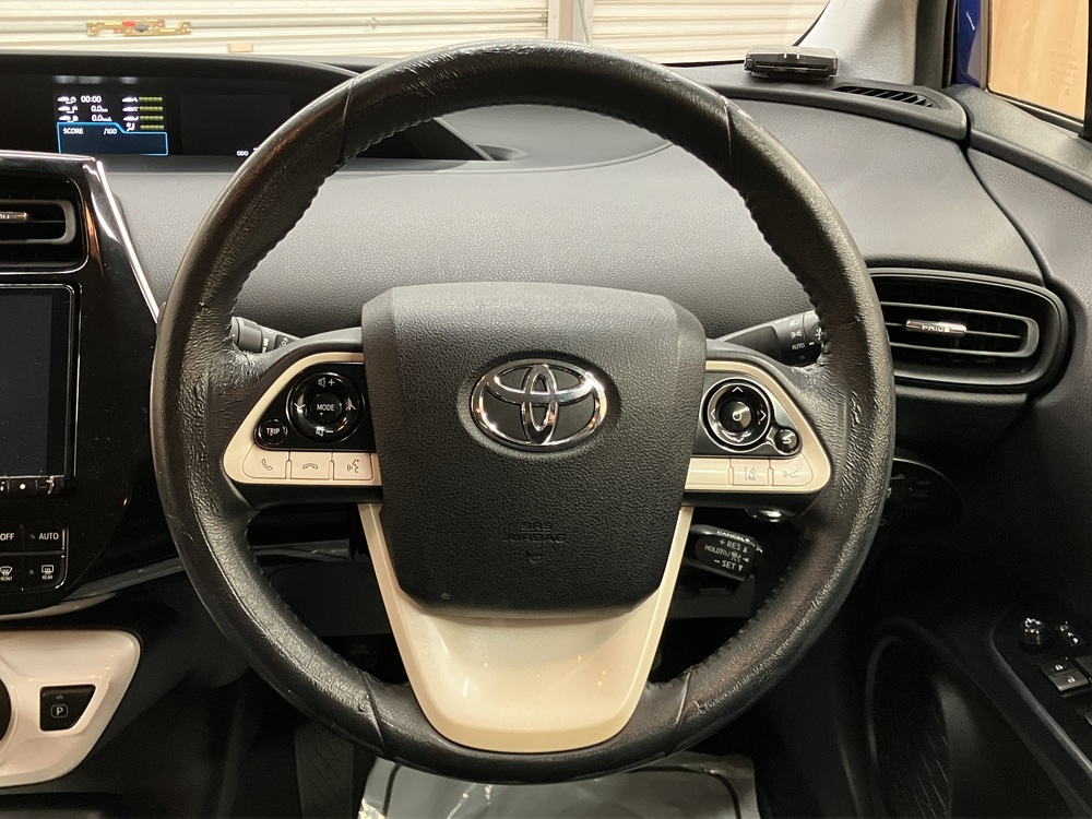 ホワイト加飾付きステアリングホイール