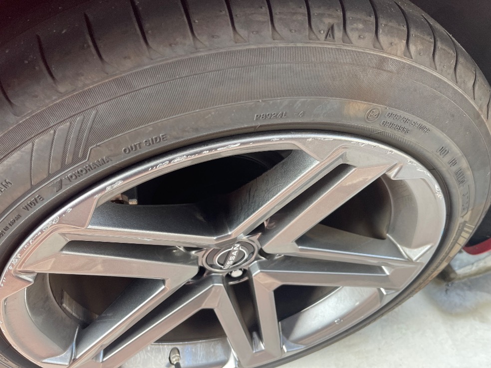 アルミ左側2本 ガリキズ 拡大