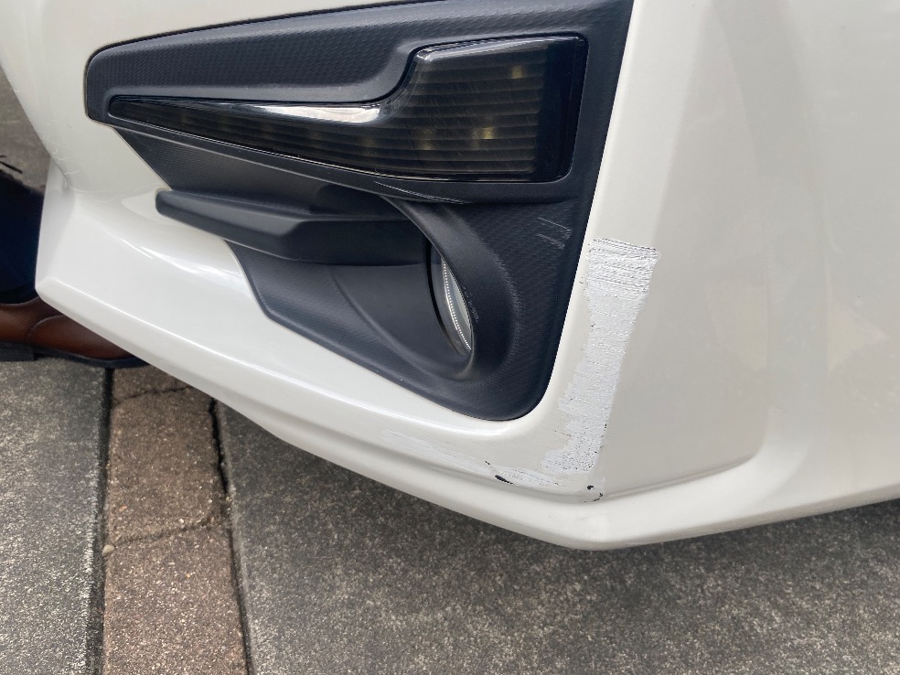 フロントバンパーの傷