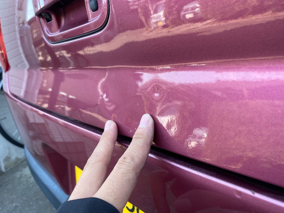 リアハッチ凹み