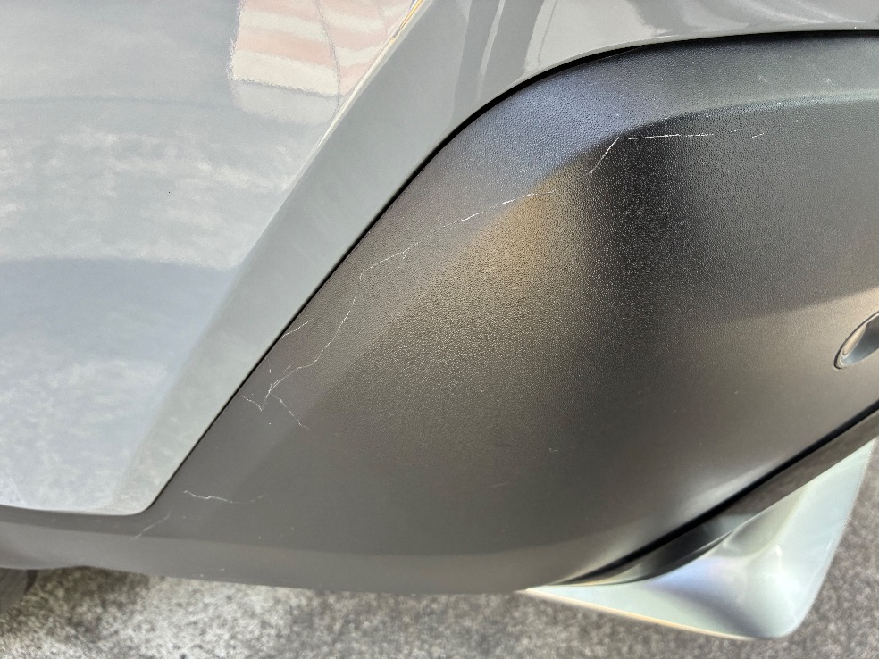 フロントバンパーの傷