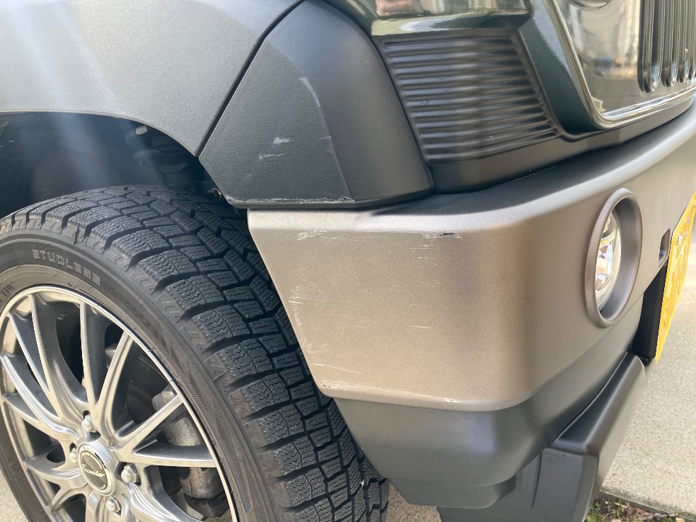 フロントバンパーの傷