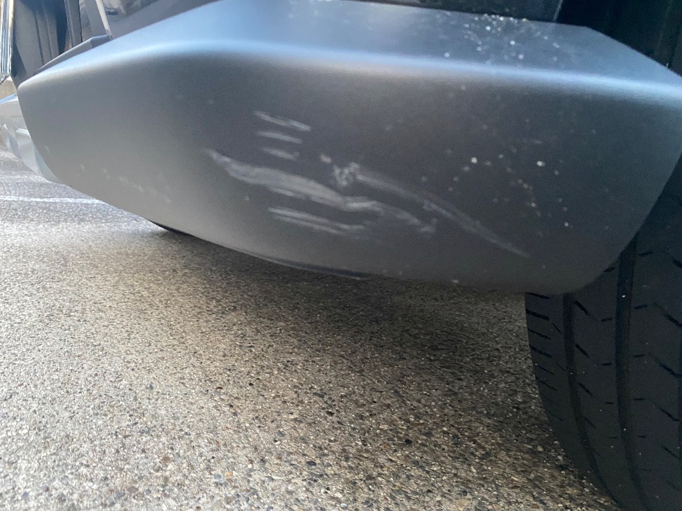 フロントバンパー樹脂部傷