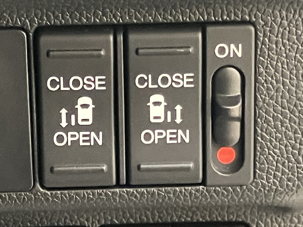パワースライドドア（運転席側/助手席側）